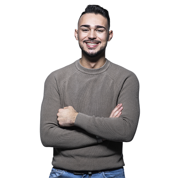 Porträt eines lächelnden Mannes mit verschränkten Armen vor neutralem Hintergrund.